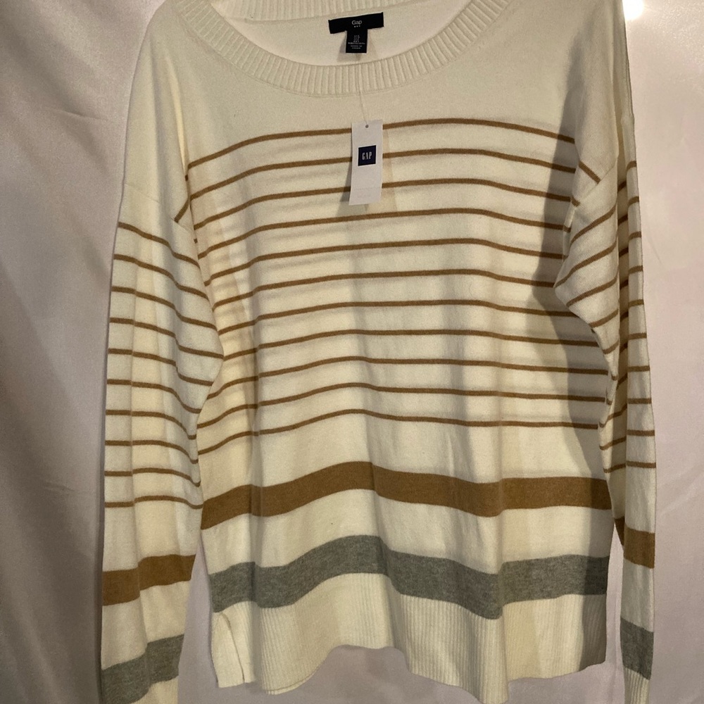 Ladies Gap sweater size Large NWT